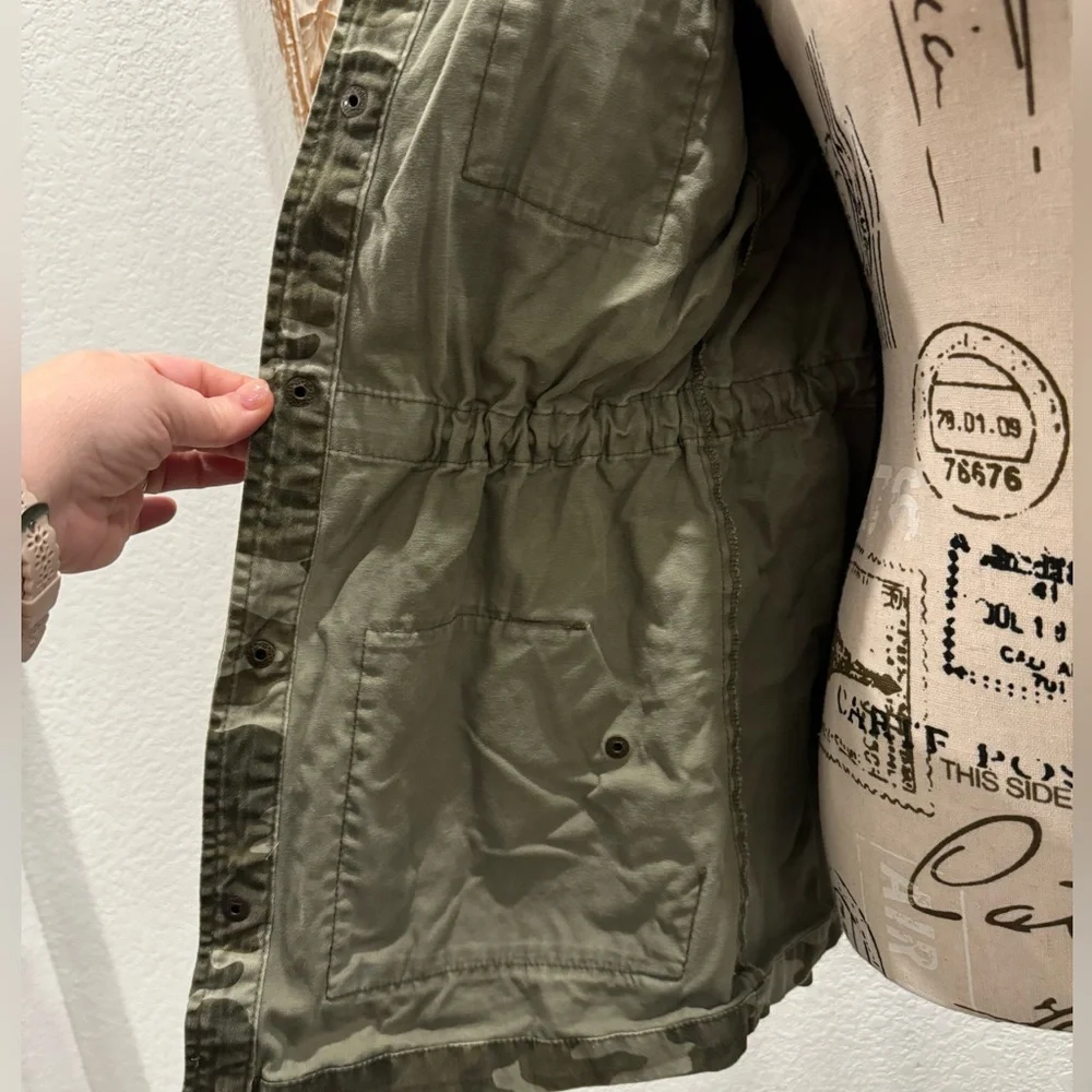 Arizona Jean Company Camo Button Down Utility Jacket- size S - Picture 8 of 9